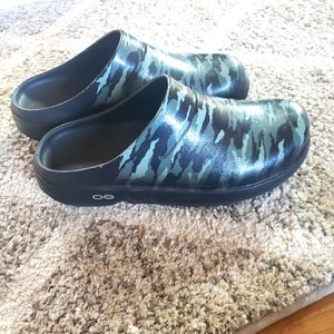 Oofos clogs